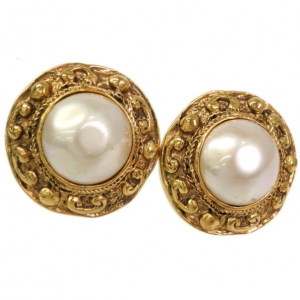 مملوكة مسبقًا Chanel Pearl Earrings