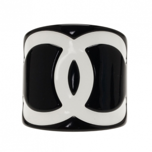 مملوكة مسبقًا Chanel CC Black Wide Cuff Bracelet