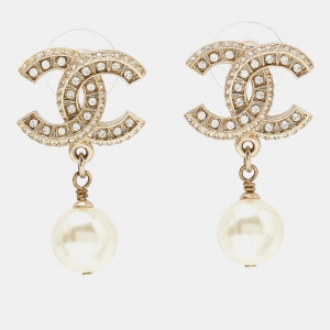 مملوكة مسبقًا Chanel Pale Gold Tone Crystal CC Faux Pearl Drop Earrings