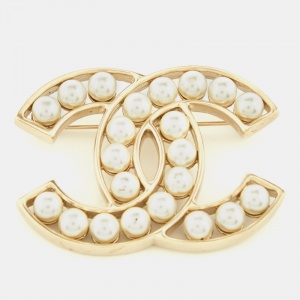مملوكة مسبقًا Chanel CC Faux Pearl Gold Tone Brooch