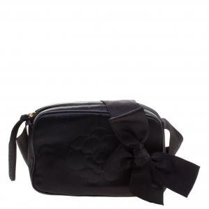 مملوكة مسبقًا حقيبة كروس شانيل كاميليا فيونكة ساتان سوداء