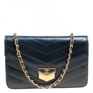 مملوكة مسبقًا Chanel Black Chevron Quilted Leather Medal Flap Bag