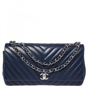 مملوكة مسبقًا Chanel Navy Blue Chevron Leather CC Single Flap Bag