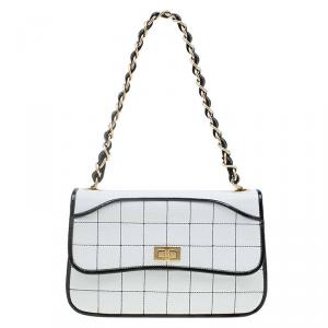 Pre Owned Chanel White/Black Chocolate Bar Leather Reissue Shoulder Bag