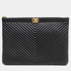 مملوكة مسبقًا Chanel Black Leather O Case Medium Boy Chevron Clutch Bag 