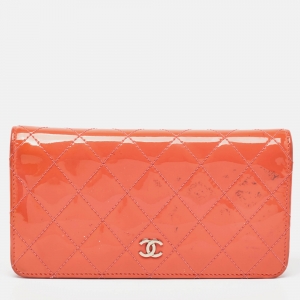 مملوكة مسبقًا Chanel Orange Quilted Patent Leather CC Yen Continental Wallet