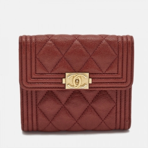 مملوكة مسبقًا Chanel Burgundy Quilted Caviar Leather Boy Compact Wallet