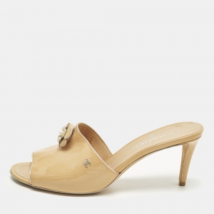 مملوكة مسبقًا Chanel Camelia Size 42 Beige Patent Leather Slide Sandals