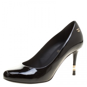 Pre Owned حذاء كعب عالي شانيل جلد أسود لامع CC كعب لؤلؤي مقدمة مستديرة مقاس 37