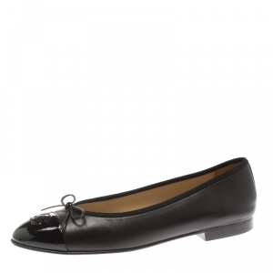 مملوكة مسبقًا Chanel Black Leather And Patent Leather CC Cap Toe Ballet Flats Size 41