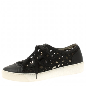 مملوكة مسبقًا Chanel Black Flower Cutout Leather Sneakers Size 38.5