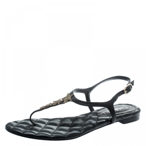 مملوكة مسبقًا صندل شانيل بإصبع فلات سير كاحل مزخرف نجمة جلد أسود مقاس 37.5