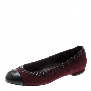 Pre Owned حذاء فلات باليه شانيل غطاء مقدمة CC جلد وسويدي عنابي مقاس 37.5