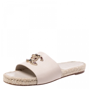 مملوكة مسبقًا Chanel Beige Leather Embellished CC Flat Espadrille Slides Size 39