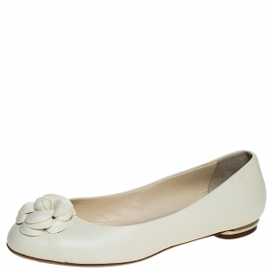 Pre Owned حذاء فلات باليه شانيل كاميليا جلد بيج فاتح مقاس 39