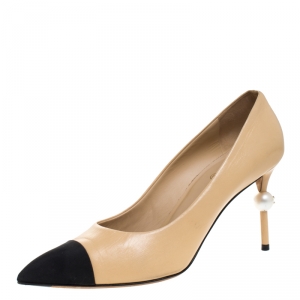 Pre Owned حذاء كعب عالي شانيل مقدمة مددبة مرصع لؤلؤ صناعي قماش وجلد أسود وبيج مقاس 41.5