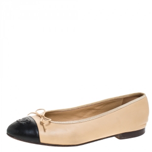 Pre Owned حذاء باليرينا فلات شانيل مقدمة CC جلد بيج مقاس 38.5