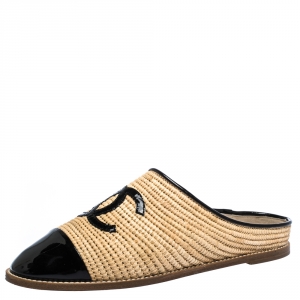 Pre Owned Chanel Black/Cream Raffia and Patent Leather CC Slip On Mules Size 40