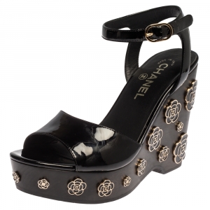 مملوكة مسبقًا Chanel Black Patent Leather Camellia Embellished Open Toe Wedge Sandals Size 38