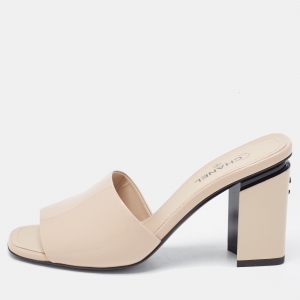 مملوكة مسبقًا Chanel Beige Patent Leather CC Slide Sandals Size 36