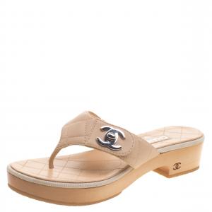 مملوكة مسبقًا Chanel Cream Quilted Leather CC Thong Sandals Size 38
