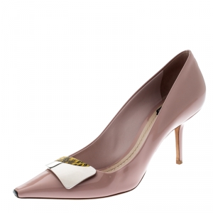 مملوكة مسبقًا Dior Pale Pink Patent Leather Logo Plaque Detail Pointed Toe Pumps Size 38.5