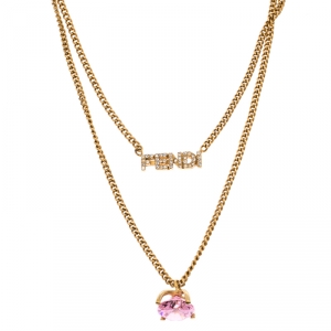 مملوكة مسبقًا قلادة فندي اسم الشعار مرصع كريستال وحجر وردي ذهبية