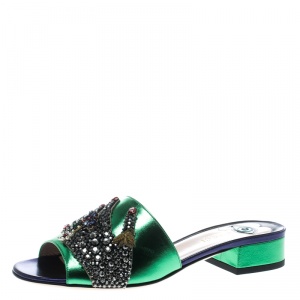 مملوكة مسبقًا صندل غوتشي سلايدز مولز يد مزخرفة واغي جلد ميتالك مقاس 37