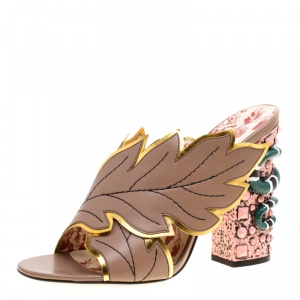 مملوكة مسبقًا حذاء مولز غوتشي مقدمة مفتوحة كعب مزخرف سيور متعاكسة أورقاق جلد بيج مقاس 40