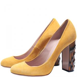 مملوكة مسبقًا Gucci Beige Suede Dahlia Bamboo Heel Pumps Size 39.5