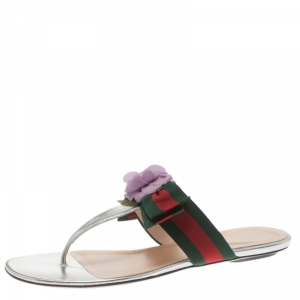 مملوكة مسبقًا Gucci Metallic Silver Leather Cindi Web Bow Rose Detail Flat Thong Sandals Size 37.5
