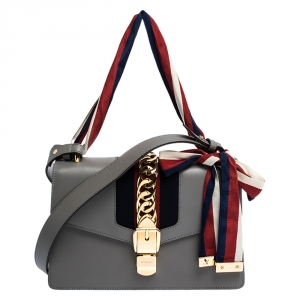 مملوكة مسبقًا Gucci Grey Leather Small Web Chain Sylvie Shoulder Bag