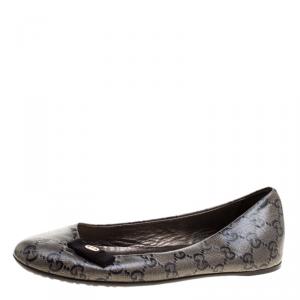 مملوكة مسبقًا حذاء باليرينا فلات غوتشي كانفاس GG كريستال رصاصي/أسود مقاس 36