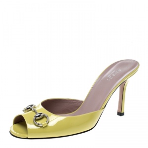 مملوكة مسبقًا صندل سلايد غوتشي جلد أصفر لامع مقدمة مدببة هورسبيت مقاس 37.5