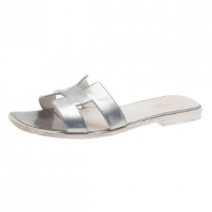 مملوكة مسبقًا Hermes Silver Leather Oran Box Sandals Size 39.5