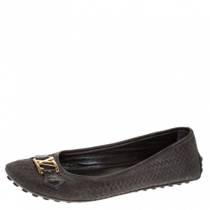 مملوكة مسبقًا Louis Vuitton Grey Woven Suede Leather Logo Ballet Flats Size 38.5