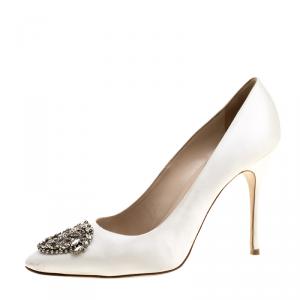 Pre Owned Manolo Blahnik Ivory Satin Okkava Crystal Embellished Pumps Size 41