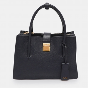 مملوكة مسبقًا حقيبة ساتشل ميو ميو جلد أزرق بحري بإغلاق ضاغط