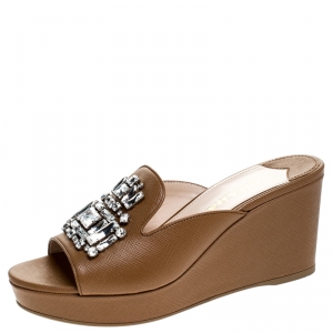 مملوكة مسبقًا Prada Brown Saffiano Leather Crystal Embellished Open Toe Platform Wedge Sandals Size 38.5 