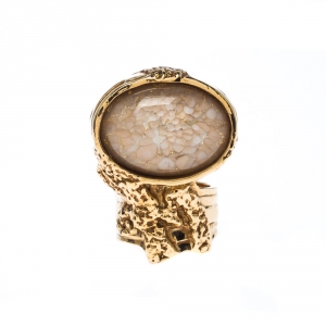 مملوكة مسبقًا Yves Saint Laurent Arty Beige Cabochon Gold Tone Ring Size 54.5