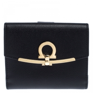 مملوكة مسبقًا Salvatore Ferragamo Black Leather Gancini Bifold Wallet