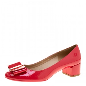 مملوكة مسبقًا حذاء كعب عالي سالفاتوري فيراغاو فيونكة كعب عريض اليندا جلد لامع أحمر مقاس 40