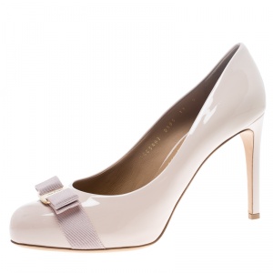 مملوكة مسبقًا حذاء كعب عالي سالفاتوري فيراغامو فيونكة فارا كلارا جلد لامع وردي فاتح مقاس 41