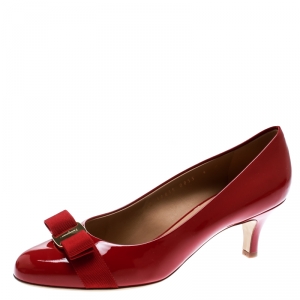 مملوكة مسبقًا حذاء كعب عالي سالفاتوري فيراغامو جلد بنفسجي لامع بفيونكة فارا مقاس 38.5