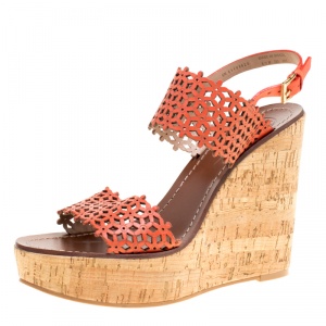 مملوكة مسبقًا Tory Burch Coral Red Perforated Leather Daisy Cork Wedge Sandals Size 38.5