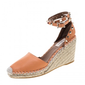 مملوكة مسبقًا Valentino Tangerine Orange Leather Rockstud Ankle Strap Wedge Espadrille Sandals Size 39