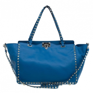 مملوكة مسبقًا Valentino Blue Leather Rockstud Trapeze Bag
