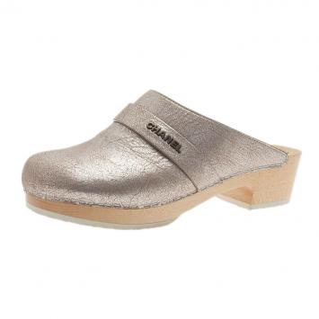 Pre Owned Chanel Metallic Silver Leather Clogs Size 38.5
