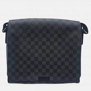 مملوكة مسبقًا Louis Vuitton District MM Charcoal Black Damier Graphite Coated Canvas Messenger Bag