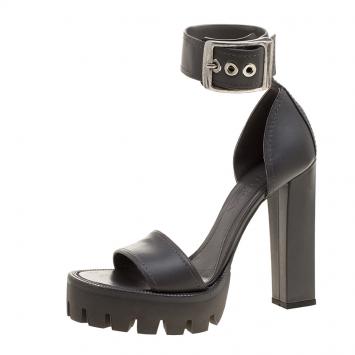 مملوكة مسبقًا Alexander McQueen Grey Leather Ankle Strap Platform Sandals Size 39